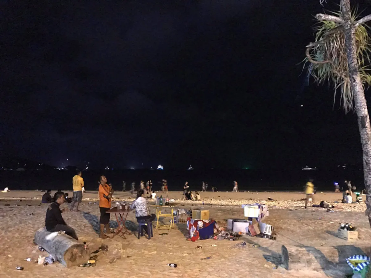 จิตสำนึกอยู่ที่ไหน??...หนุ่มโพสต์รูปสภาพ"หาดป่าตอง"หลังคืนวันปีใหม่ เป็นแบบนี้บอกเลยว่าเห็นแล้วสลดใจมากๆ(ชมภาพ+รายละเอียด)