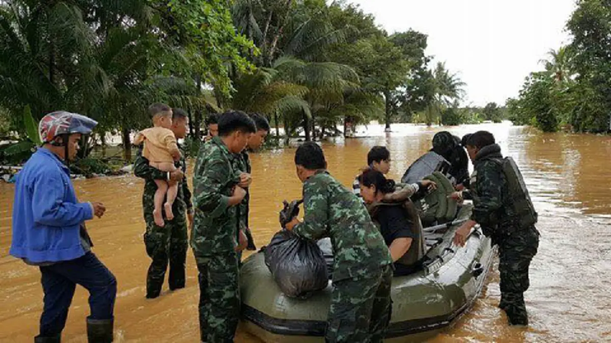 ทหารมีไว้ทำไม!!??...ตอกย้ำพวกขี้สงสัย เสี่ยงตายช่วยประชาชน ปีนี้เกือบตาย ปี 54 เคยมีผู้ต้องเสียสละชีวิต...นี่แหละ"ทหารของพระราชา 