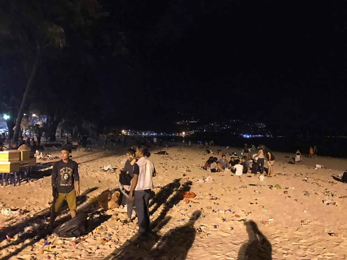 จิตสำนึกอยู่ที่ไหน??...หนุ่มโพสต์รูปสภาพ"หาดป่าตอง"หลังคืนวันปีใหม่ เป็นแบบนี้บอกเลยว่าเห็นแล้วสลดใจมากๆ(ชมภาพ+รายละเอียด)