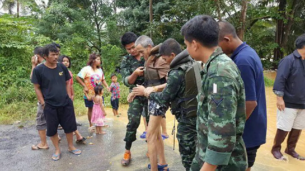 ทหารมีไว้ทำไม!!??...ตอกย้ำพวกขี้สงสัย เสี่ยงตายช่วยประชาชน ปีนี้เกือบตาย ปี 54 เคยมีผู้ต้องเสียสละชีวิต...นี่แหละ"ทหารของพระราชา 