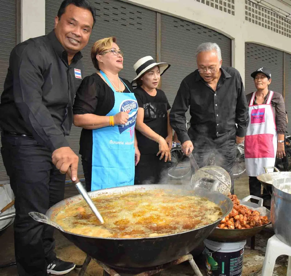 เปิดครัวอาสา เราไม่ทอดทิ้งกัน!!! "สุเทพ" ทำครัวช่วยเหลือพี่น้องภาคใต้ พร้อมแจกจ่ายอาหารและข้าวสาร 11 ตัน