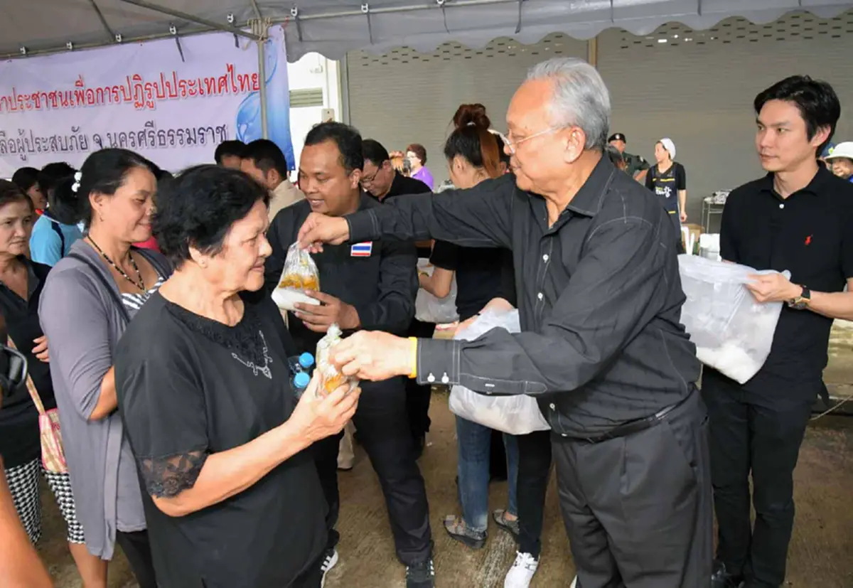 เปิดครัวอาสา เราไม่ทอดทิ้งกัน!!! "สุเทพ" ทำครัวช่วยเหลือพี่น้องภาคใต้ พร้อมแจกจ่ายอาหารและข้าวสาร 11 ตัน