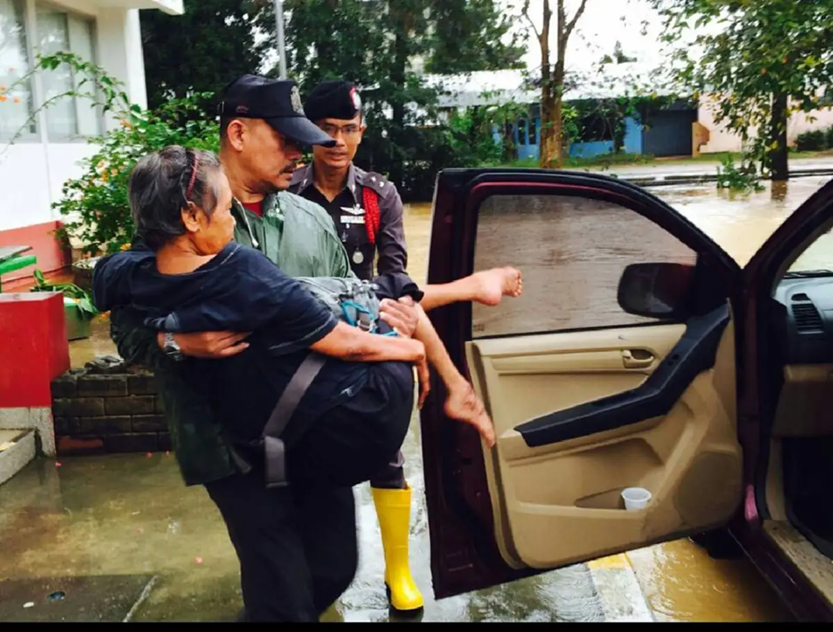 ต่างคนต่างหน้าที่!!! "ตำรวจ" อยู่นี่ ไม่ได้หายไปไหน  มาดูกันว่าหลังน้ำท่วมภาคใต้ ตำรวจได้ทำอะไรเพื่อประชาชนและแผ่นดินไทย (ชมภาพ)