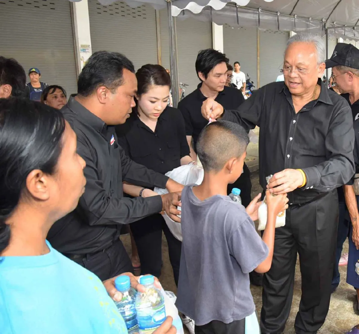 เปิดครัวอาสา เราไม่ทอดทิ้งกัน!!! "สุเทพ" ทำครัวช่วยเหลือพี่น้องภาคใต้ พร้อมแจกจ่ายอาหารและข้าวสาร 11 ตัน