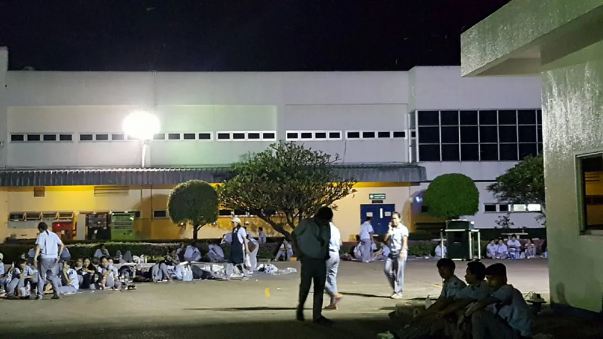 ป่วนกลางดึก!! พนง.โรงงานปราจีน 150คน หยุดงานประท้วง ร้องขอโบนัสและเงินสวัสดิการ จนท. เร่งไกล่เกลี่ย