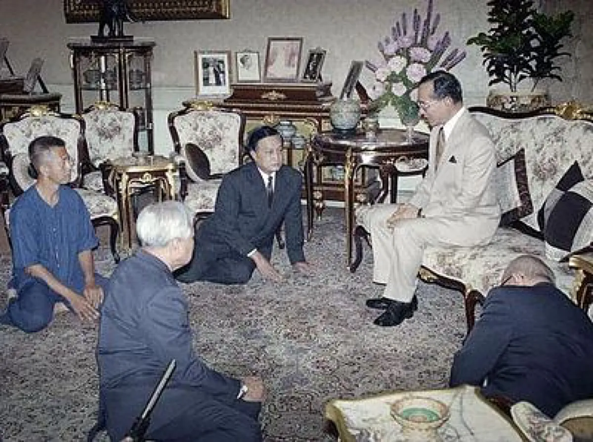 ทั่วโลกตะลึง! บารมีพระเจ้าแผ่นดิน พระราชดำรัสเรียบง่ายทว่าหนักแน่นไม่กี่ประโยค ดับวิกฤติชาติ! ดูคลิปนาทีพลิกประวัติศาสตร์พฤษภาทมิฬ
