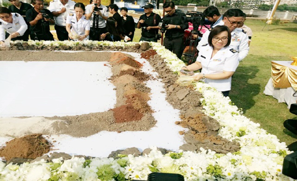 ทรงคุณค่ายิ่ง !!! ททท.ทำพิธีรวมดินมหามงคลทั่วประเทศพร้อมมอบดินของพ่อ 19,999 ชุด เป็นของที่ระลึกแก่ประชาชนในวันที่ 5 ธันวาคม !?!