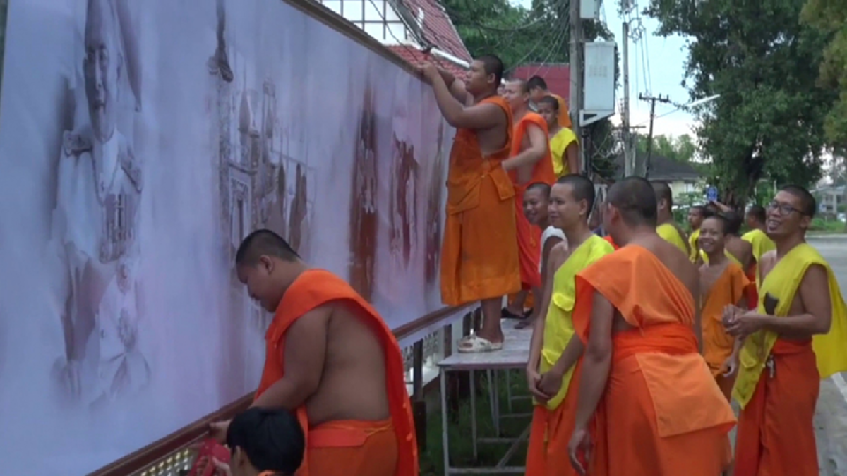 ทุกมือทุกหัวใจเพื่อพระองค์!! พระสงฆ์-สามเณรวัดจันทร์ตะวันออก ร่วมติดไวนิลพระบรมฉายาลักษณ์ "องค์พ่อหลวง" ถวายอาลัย  (ภาพ)