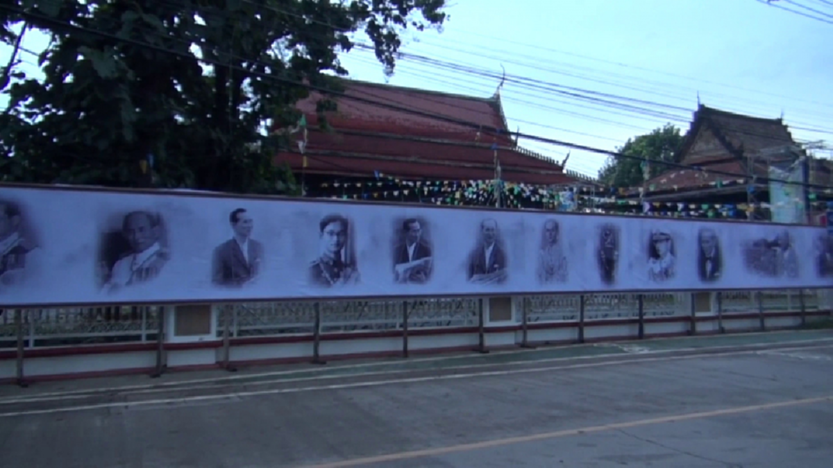 ทุกมือทุกหัวใจเพื่อพระองค์!! พระสงฆ์-สามเณรวัดจันทร์ตะวันออก ร่วมติดไวนิลพระบรมฉายาลักษณ์ "องค์พ่อหลวง" ถวายอาลัย  (ภาพ)