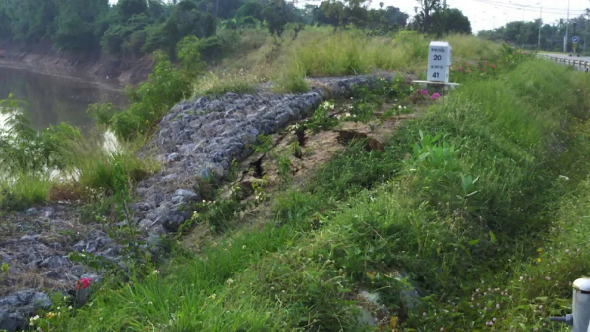 อับอาย ขายขี้หน้า!! "แขวงทางหลวงพิจิตร" ทุ่มงบ 25 ล้านบาท สร้างเขื่อนกันแนวตลิ่ง ใช้แค่ปีเศษพังแล้ว!! (มีภาพ)