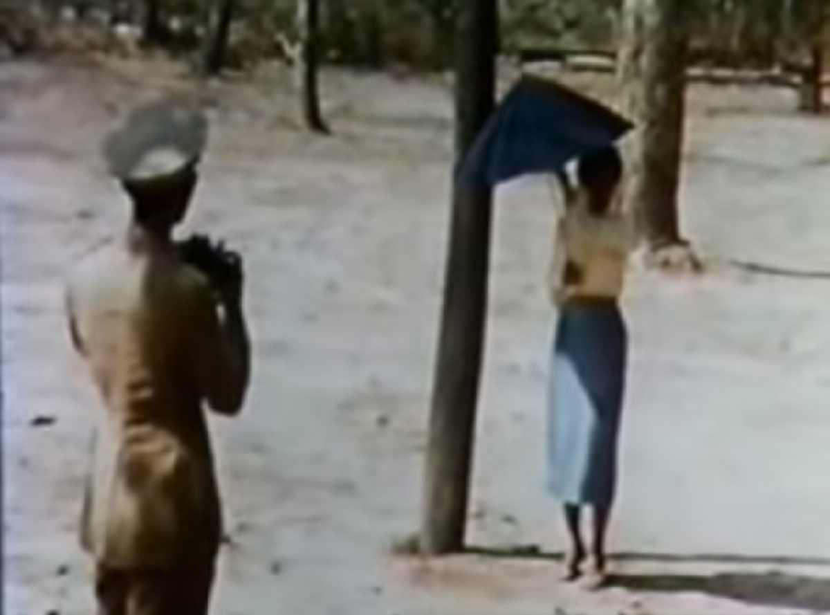 ศาลนี้มีที่มา ชมคลิปหาดูยาก ภาพยนตร์ส่วนพระองค์ ทรงงานในถิ่นทุรกันดาร สภาพถนนขรุขระจนรถพระที่นั่งเสีย ตรงหน้าศาลเจ้าพ่อน้ำดิบพอดี 