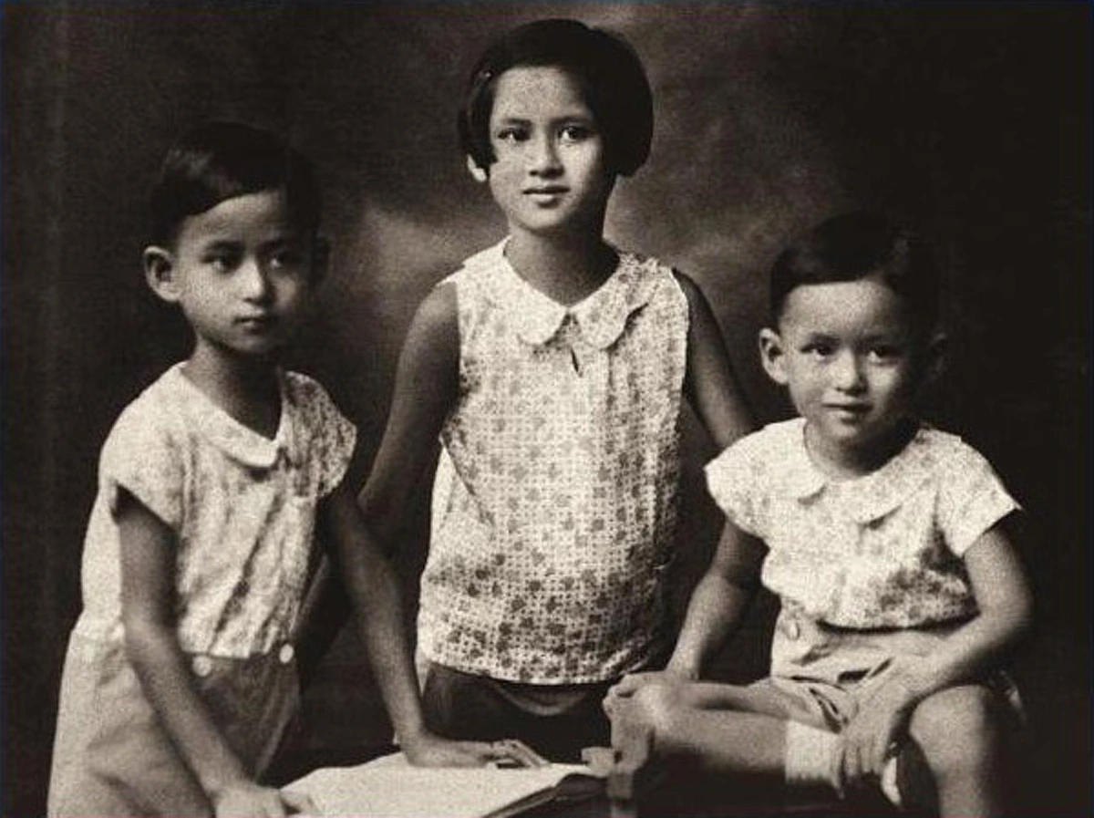 เรื่องสุดน่ารักของในหลวงร.9 ที่ทรงตรัสกับ สมเด็จย่า เมื่อต้องใส่ชุดไม่ทรงโปรด เมื่อครั้งในวัยเยาว์ 