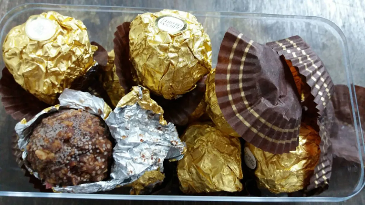 อ้วกแทบพุ่ง !! หนุ่มสุดช็อคร้องทีนิวส์ แกะขนม ferrero ของขวัญปีใหม่ เจอเต็มๆ ขนมมีตุ่ม ยึกยือ น่าสยอง ทั้งที่ยังไม่หมดอายุ (ภาพ) 