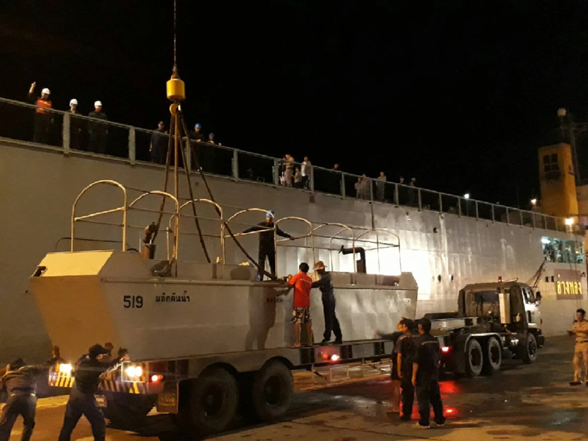 เขี้ยวเล็บทัพเรือไทย!!!ทำความรู้จัก"ร.ล.อ่างทอง" ฐานปฏิบัติการลอยน้ำกับภารกิจช่วยพี่น้องชาวใต้พ้นทุกข์น้ำท่วม