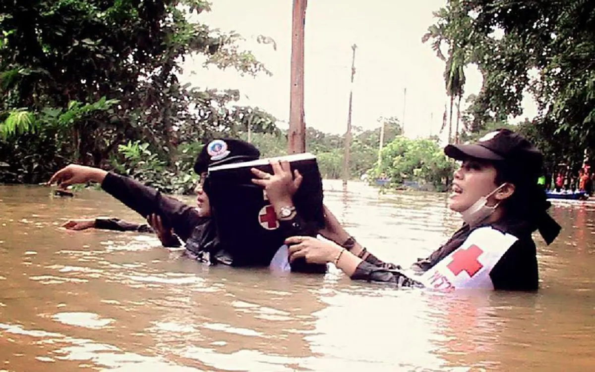 มีสะดุ้งกันบ้างล่ะ!!! ชาวเพจเห็นภาพทหารหาญลุยน้ำช่วยชาวบ้าน แล้วโพสต์คำเจ็บถึงนักการเมือง "ไม่มีเลือกตั้ง ไม่ต้องหาเสียง ก็ไม่เห็นหัว.." ??