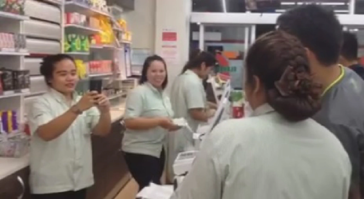 โอ๊ยเขิน!!! พนักงาน 7-11 ถึงขั้นมือไม้สั่น เมื่อเจอ สามีแห่งชาติ เห็นแล้วอิจฉาแรง!!! (ชมคลิป)