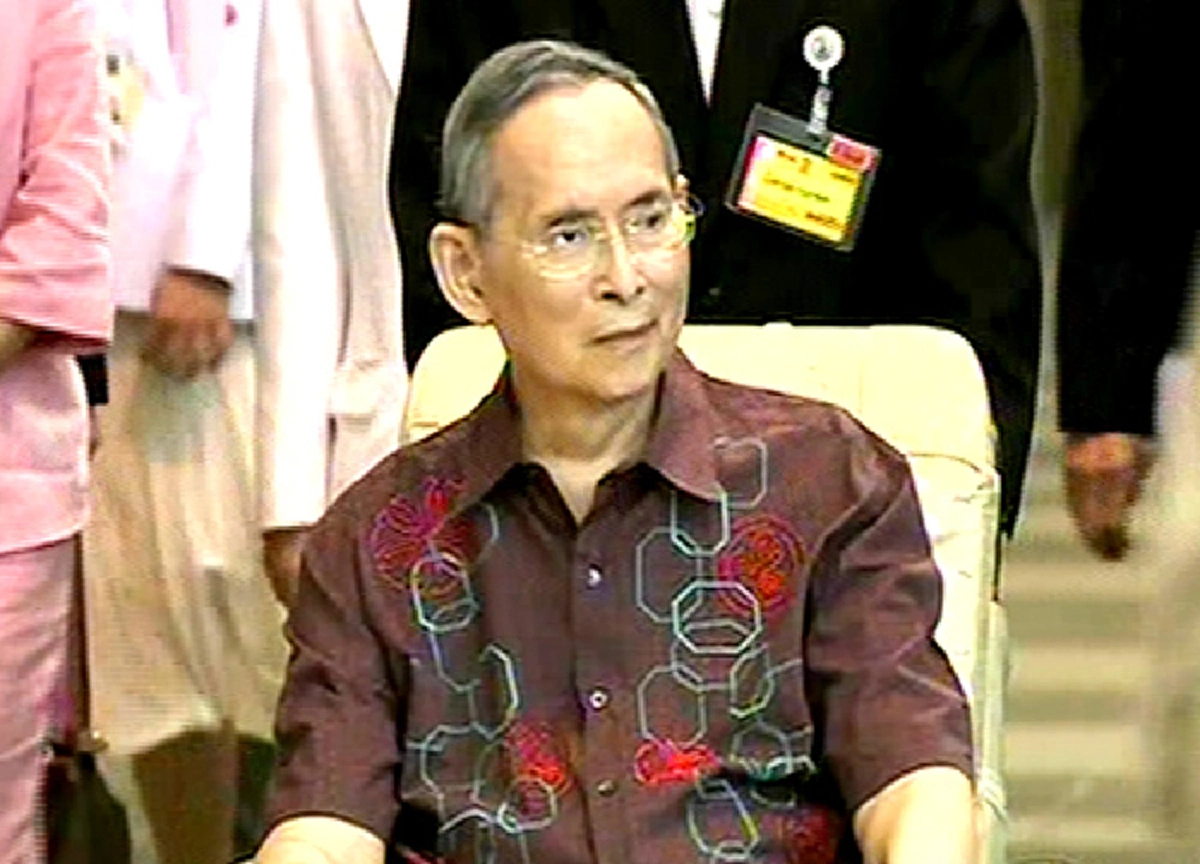 รักแท้มีจริง! สมเด็จฯ ทรงดูแลฉลองพระองค์ ในหลวงร.9 ด้วยพระองค์เองเสมอ เผย!เบื้องหลังฉลองพระองค์สีสดใส ที่พสกนิกรไทยได้เห็น