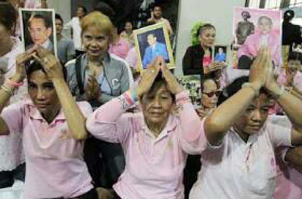 "หลอมหล่อดวงใจคนไทยเป็นหนึ่งเดียว" ถวายแด่พ่อหลวงผู้เป็นมิ่งขวัญของปวงชนชาวไทยขอพระองค์ทรงพระเจริญฯ (คลิป)