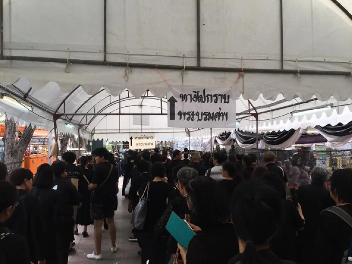 "คนไทยทุกคนอยากกราบพ่อ"..."กนก"แนะหน่วยงานต่างๆลัดคิวสักการะพระบรมศพ...เห็นใจประชาชนที่มาต่อแถวตั้งแต่เช้ามืด...ทุกคนควรเท่าเทียมกัน(รายละเอ