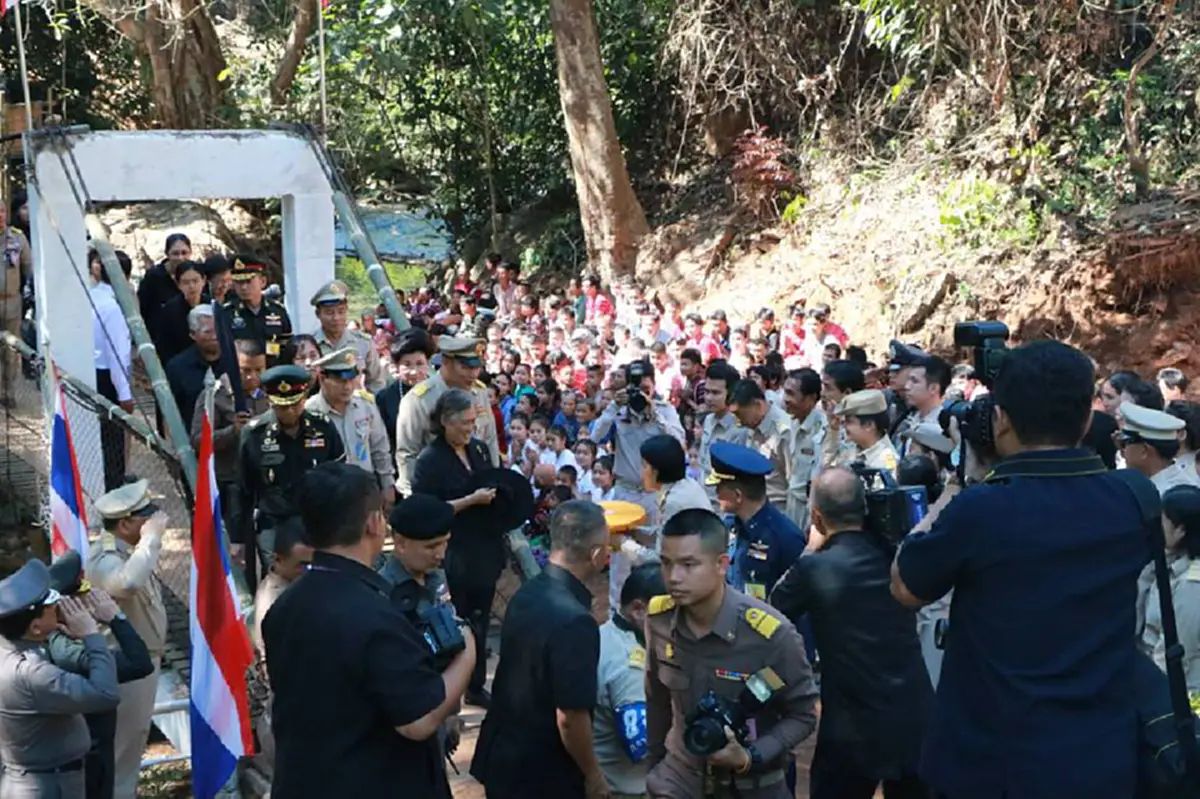 คนไทยโชคดีที่สุด..ปีติน้ำพระทัย!!! สมเด็จพระเทพรัตนราชสุดาฯ ทรงติดตามผลการดำเนินงานโครงการตามพระราชดำริ โรงเรียนในสังกัดตำรวจตระเวนชายแดน ..