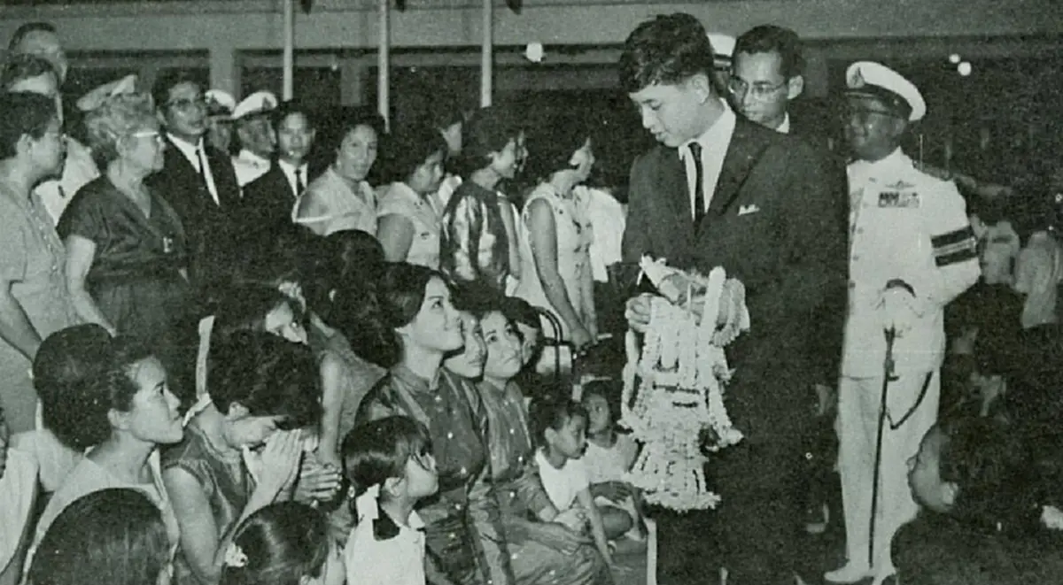 เซฟเก็บไว้ ชั่วลูกชั่วหลาน!! รวมพระฉายาลักษณ์ หาชมยาก "สมเด็จพระบรมฯ" ด้วยพระอิริยาบถ ผ่อนคลาย ที่หลายคนอาจยังไม่เคยเห็น!!