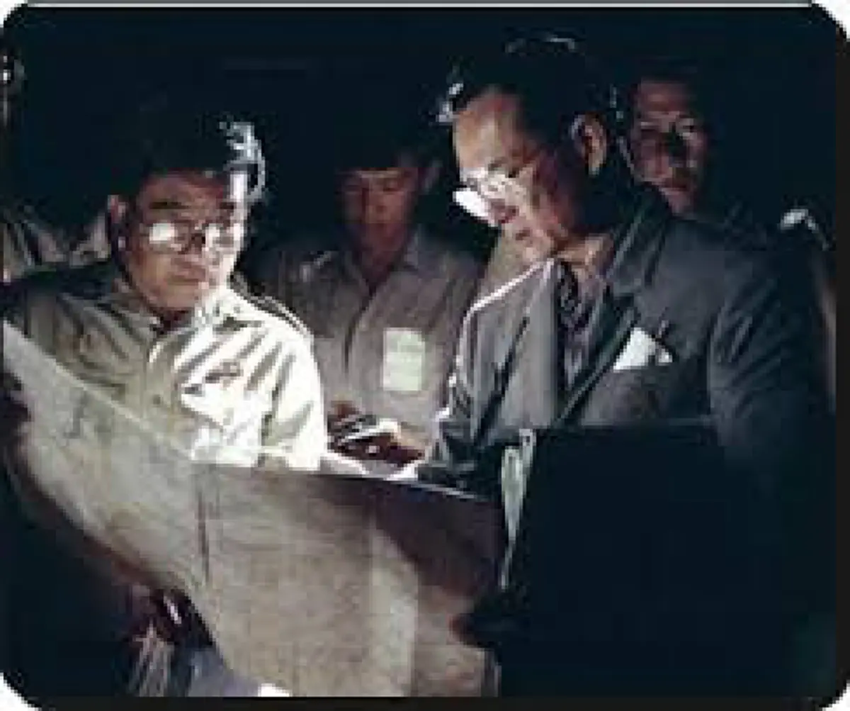 พระราชาผู้เป็นหนึ่งเดียวในโลก...  "อธิบดี อย่าลืมซ่อมรั้วให้เขานะ"..รับสั่งของในหลวงรัชกาลที่ ๙ ครั้งเมื่อเสด็จทรงงานท่ามกลางความมืด ปี ๒๕๓๕
