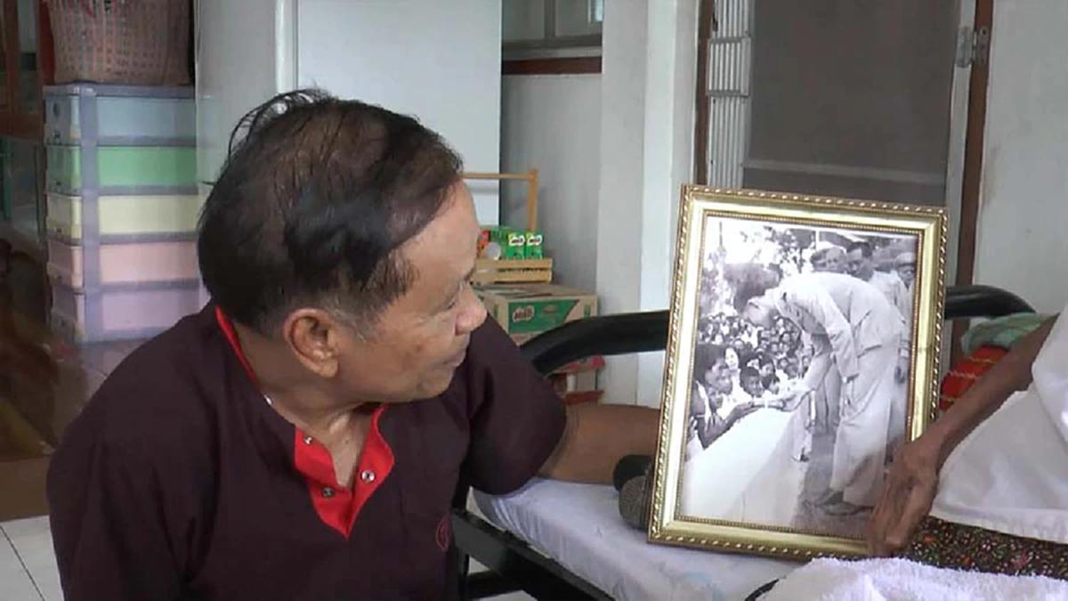 ภาพเเห่งความทรงจำ!! ครั้งคุณทวดอายุ 103 ปี ถวายเนคไท "ในหลวง" เมื่อ 60 ปีก่อน ความประทับใจมิรู้ลืม