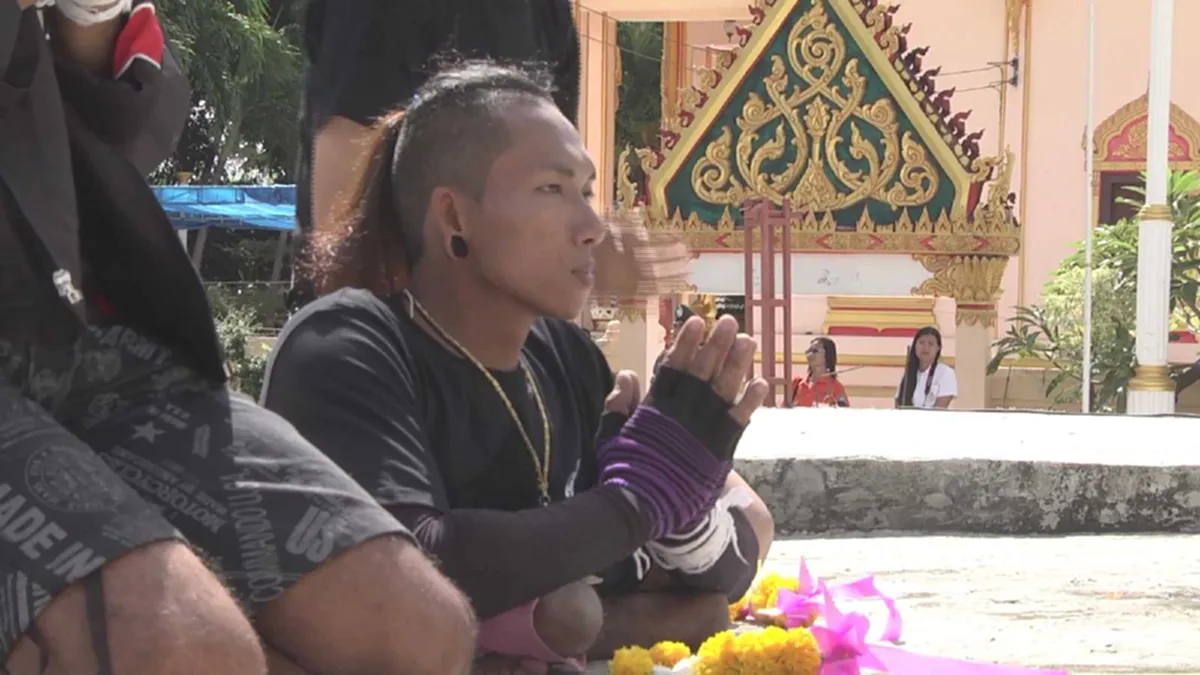 หัวใจที่จงรักภักดี!!!หนุ่มพิการขาสองข้าง ใช้สองมือปั่นจักรยานไปสักการะพระบรมศพในหลวง ร.๙!!จากจ.มหาสารคาม(มีคลิป) 