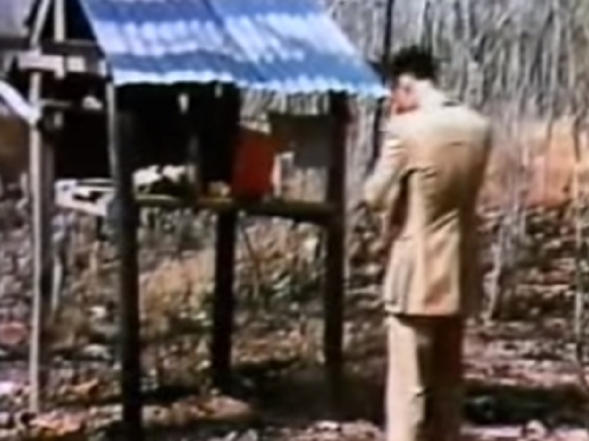 ศาลนี้มีที่มา ชมคลิปหาดูยาก ภาพยนตร์ส่วนพระองค์ ทรงงานในถิ่นทุรกันดาร สภาพถนนขรุขระจนรถพระที่นั่งเสีย ตรงหน้าศาลเจ้าพ่อน้ำดิบพอดี 