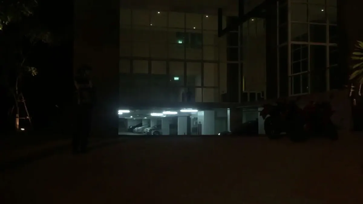 แตกตื่น ทั้งคอนโดฯ พลเมืองดี เห็นเงาคนผูกคอตาย ที่ ชั้น 4 ตำรวจบุกห้อง ช็อกหนัก คดีพลิกมาก!!