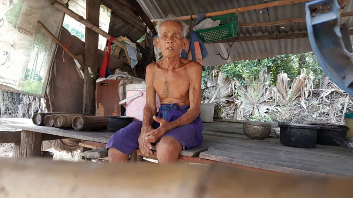 วอนผู้ใจบุญช่วยเหลือ!! พ่อเฒ่าวัย 71 อาศัยกระท่อมผุพังอยู่กับ น้องชายพิการ ต้องอดมื้อกินมื้อ นายกฯขอระดมทุนสร้างที่พักใหม่!!