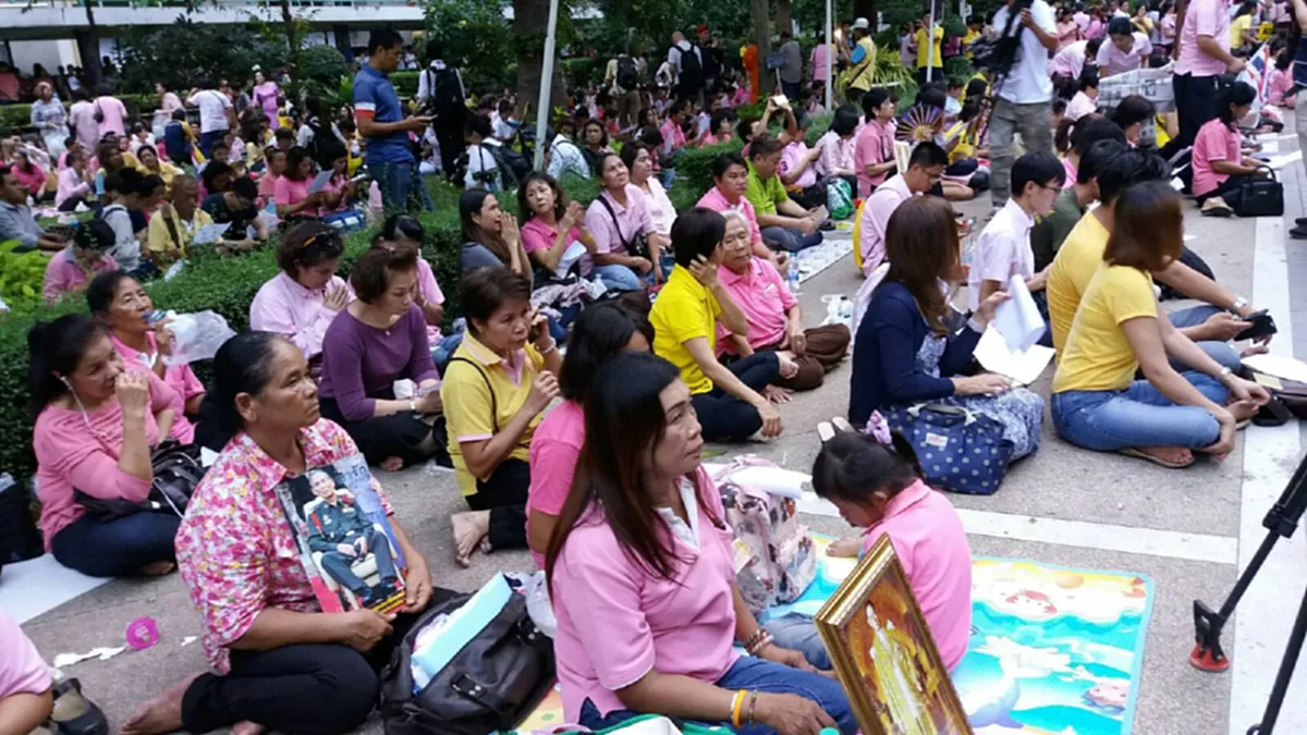 รวมหัวใจไทยเป็นพลังศรัทธา!!! พสกนิกรคนไทยหลั่งไหลรพ.ศิริราช  สวดมนต์ถวายพระพรในหลวง ทรงพระชนมายุยิ่งยืนนาน