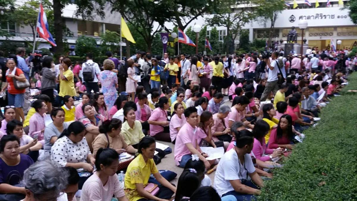 รวมหัวใจไทยเป็นพลังศรัทธา!!! พสกนิกรคนไทยหลั่งไหลรพ.ศิริราช  สวดมนต์ถวายพระพรในหลวง ทรงพระชนมายุยิ่งยืนนาน