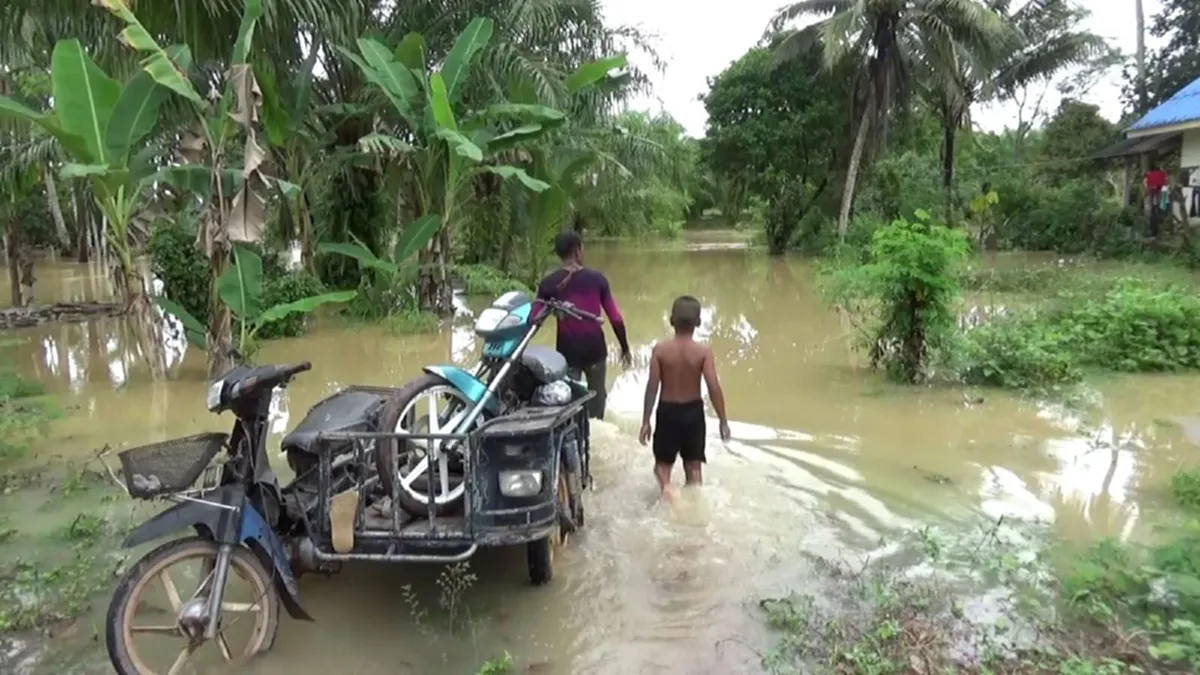 ตรัง ฝนตกหนัก!! น้ำท่วม 3 ตำบล อ.รัษฎา เดือดร้อนแล้วกว่า 100 หลังคาเรือน (มีภาพ)