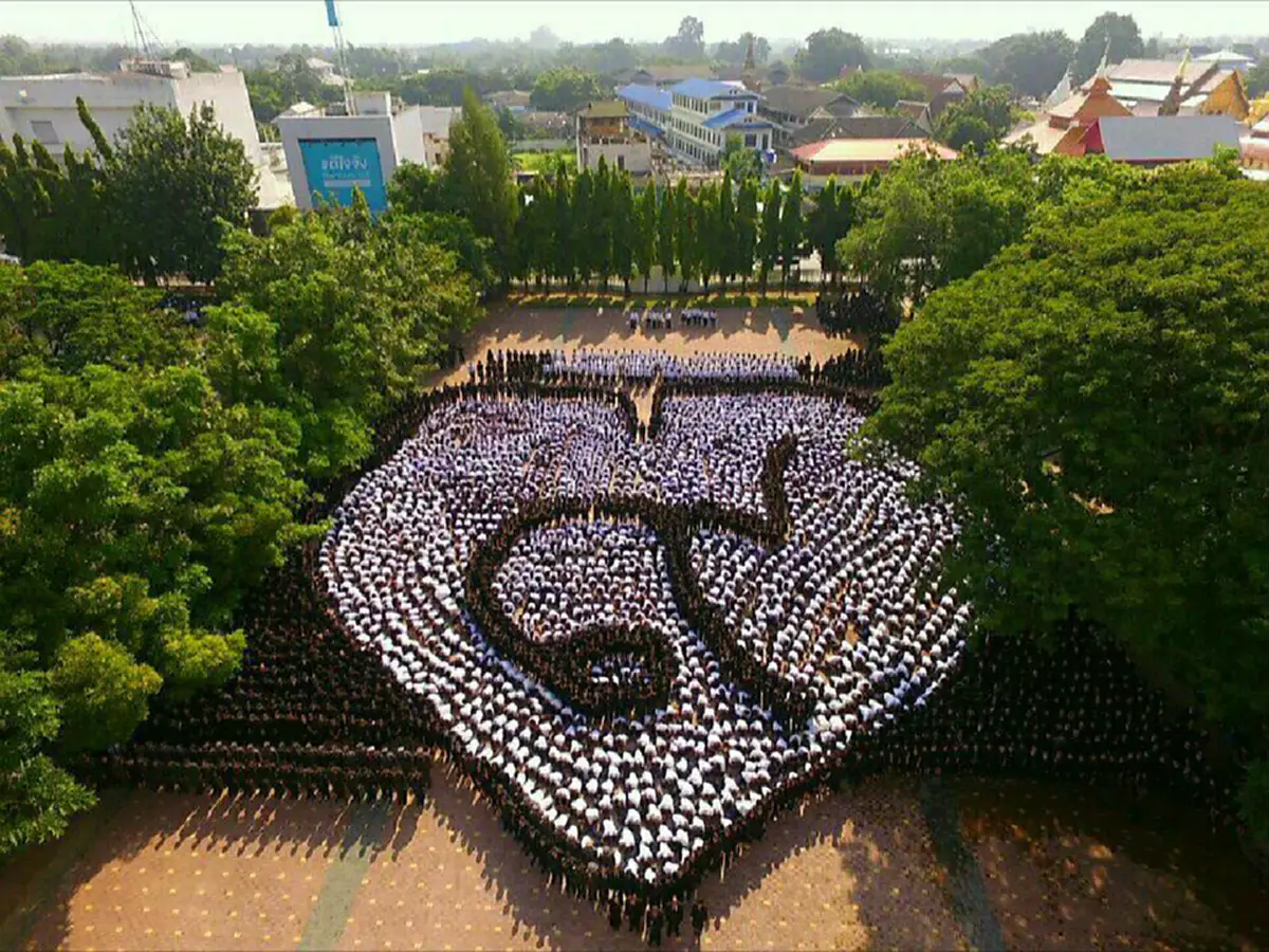 ร้อยพันดวงใจเพื่อถวายพ่อ!!ผู้ว่าฯลำพูน นำประชาชน ร่วมแปรอักษรไทย เลข ๙ กลางรูปหัวใจ แสดงความรำลึก