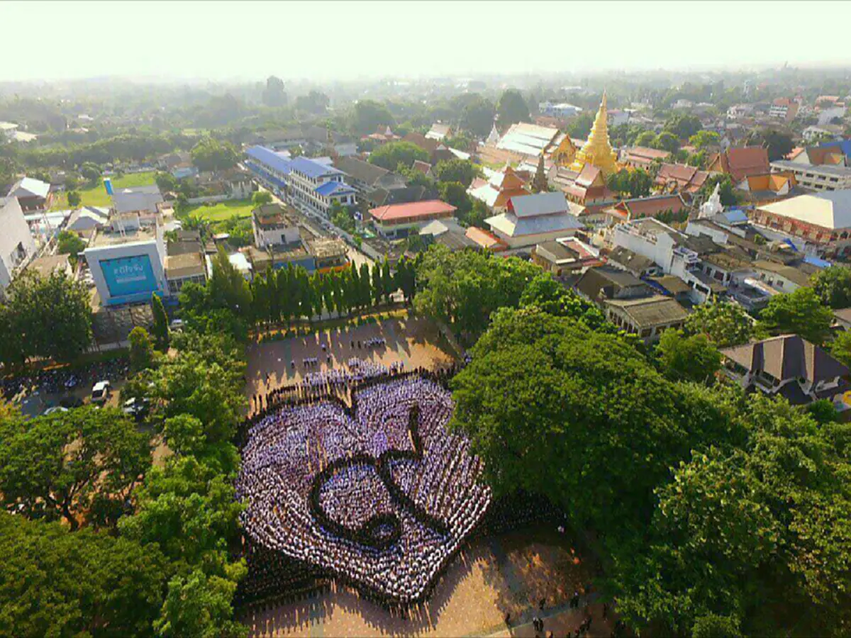 ร้อยพันดวงใจเพื่อถวายพ่อ!!ผู้ว่าฯลำพูน นำประชาชน ร่วมแปรอักษรไทย เลข ๙ กลางรูปหัวใจ แสดงความรำลึก