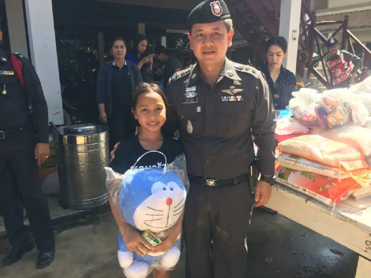 เราจะผ่านมันไปด้วยกัน!!! "วันเด็กที่บางสะพาน" ปีนี้ไม่มีของเล่น ไม่มีเกมส์สนุกๆ มีแต่โคลนเต็มโรงเรียน แต่เราจะสู้ไปด้วยกันนะเด็กๆ (มีภาพ)