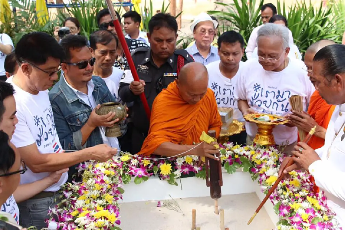 "กำนันสุเทพ" ยิ้มแก้มปริ นำวางศิลาฤกษ์ "วิทยาลัยอาชีวศึกษาภาวนาโพธิคุณ" (ชมคลิป)