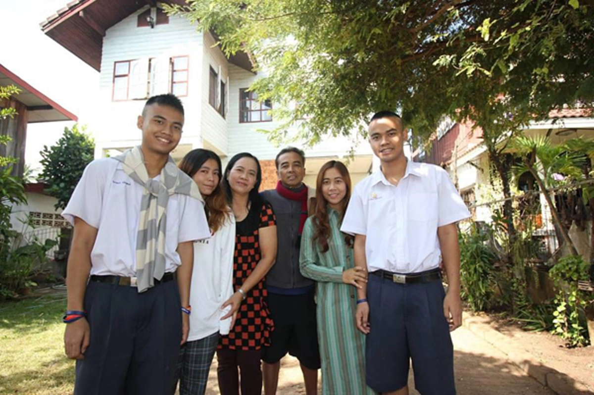 เก่งชะมัด!!! คู่แฝดศรีสะเกษสอบติดเเพทย์พร้อมกันแถมเรียนเก่งเกรดเฉลี่ย 3.96 ลั่นอยากเป็นหมอดูแลพ่อเเม่ยามแก่เฒ่า !?!