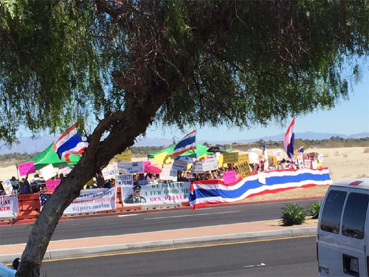 "คนไทยUSA"ฉะแหลก!!! น.ส.พ.ยักษ์ใหญ่ไทยลงข่าวสุดมั่ว คนต้อนรับ"ประยุทธ์" ตรึมกว่า 400 แต่อ้างมี 150 -ขณะเรดยูเอสเอหงอยชูป้ายต้านมีแค่ 120 คน