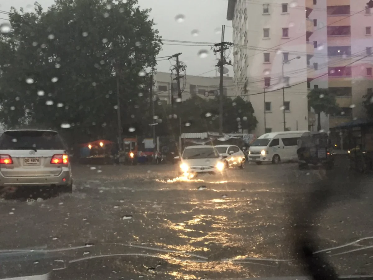 เช็คด่วนจะใช้รถหรือเรือดี!!!ฝนกระหน่ำกทม.นานนับชั่วโมง ถนนหลายสายจมน้ำ เมืองทอง- แจ้งวัฒนะกลายสภาพเป็นคลองเรียบร้อย(ภาพ)