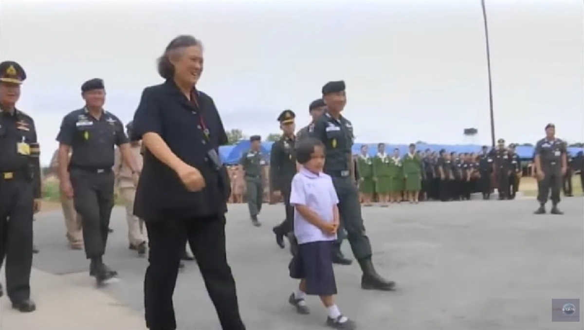 ภาพสุดประทับใจ !!! พระเมตตาของ "สมเด็จพระเทพฯ"  ทรงฉายพระรูปร่วมกับเด็กๆ เห็นแล้วปลื้มใจ (มีภาพ)