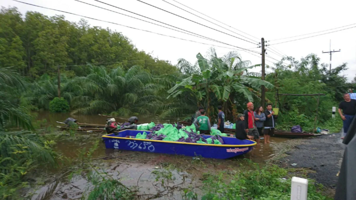 ทีนิวส์พร้อมเครือข่ายสภาพลเมือง ลุยแจกของช่วยผู้ประสบภัยน้ำท่วม อ.เชียรใหญ่ พบน้ำสูงกว่า 3 เมตร(ประมวลภาพ)