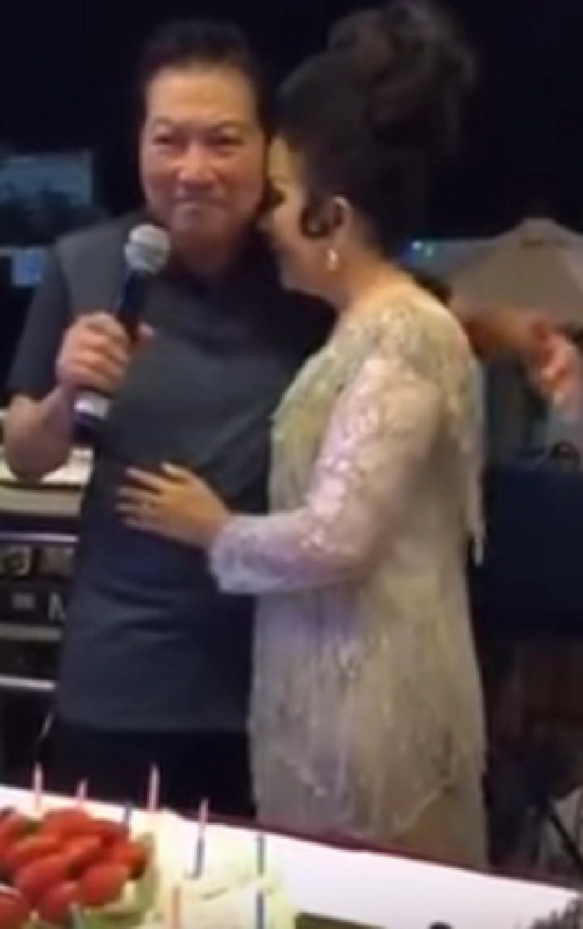 หวานซึ้ง!!! "ชรินทร์" ครวญเพลงหยาดเพชร ฉลองวันเกิด 73 ปีศรีภรรยา "เพชรา เชาวราษฎร์"  ( คลิป)