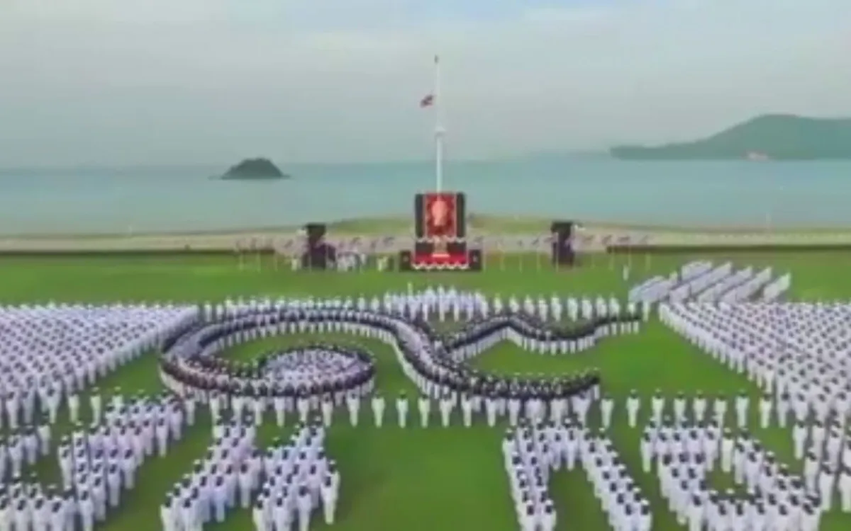 นิ่ง และ เป๊ะ มาก!!!  "นาวิกโยธิน กองทัพเรือ" แปรอักษรเป็นข้อความตอนหนึ่งของ"บทเพลงมาร์ชพระราชทาน" สวยงามมาก (ชมคลิป)