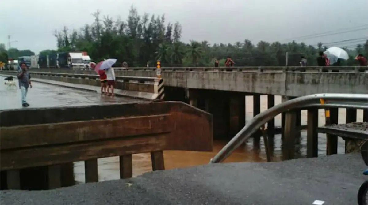 ทหารเรือไทย ผู้เสียสละ น้ำใจงาม!!! กองทัพเรือนำ "เรือหลวงอ่างทอง" มุ่งหน้าเข้าฝั่ง ช่วยเหลือพี่น้องภาคใต้ตามหลัก From the sea (มีคลิป+ภาพ)