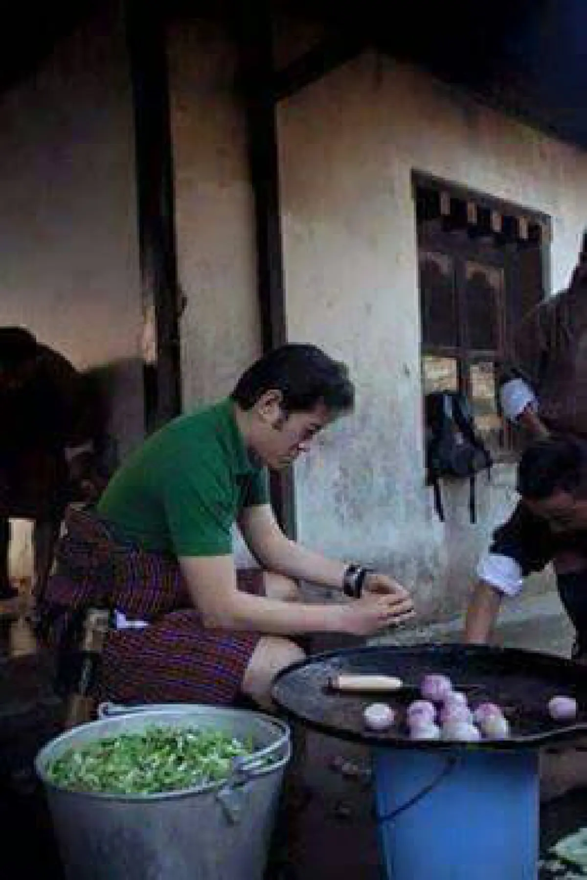 เผยภาพสุดประทับใจ !!!! พระราชกรณียกิจ "สมเด็จพระราชาธิบดีจิกมี " แห่งภูฏาน ...เข้าครัว ติดดิน พระจริยวัตรงามไม่เปลี่ยน (มีภาพ)