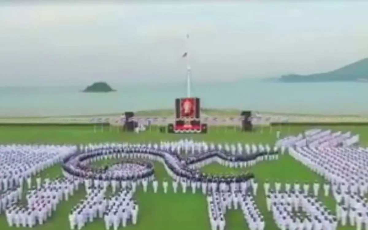 นิ่ง และ เป๊ะ มาก!!!  "นาวิกโยธิน กองทัพเรือ" แปรอักษรเป็นข้อความตอนหนึ่งของ"บทเพลงมาร์ชพระราชทาน" สวยงามมาก (ชมคลิป)