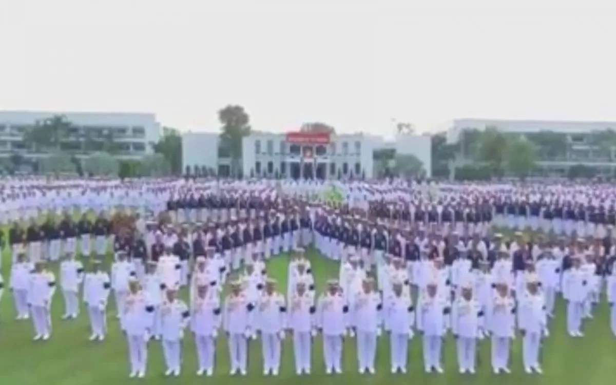 นิ่ง และ เป๊ะ มาก!!!  "นาวิกโยธิน กองทัพเรือ" แปรอักษรเป็นข้อความตอนหนึ่งของ"บทเพลงมาร์ชพระราชทาน" สวยงามมาก (ชมคลิป)