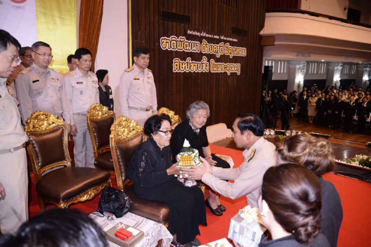 ปฏิรูปให้กับเด็ก !!! "พล.อ.ประยุทธ์" ฝากข้อคิดให้ครู ...พัฒนากระบวนการคิด ให้เกิดประโยชน์ต่อสังคม (รายละเอียด)